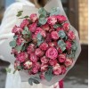 11 кустовых пионовидных роз Сансет мэджик 60 см с эвкалиптом